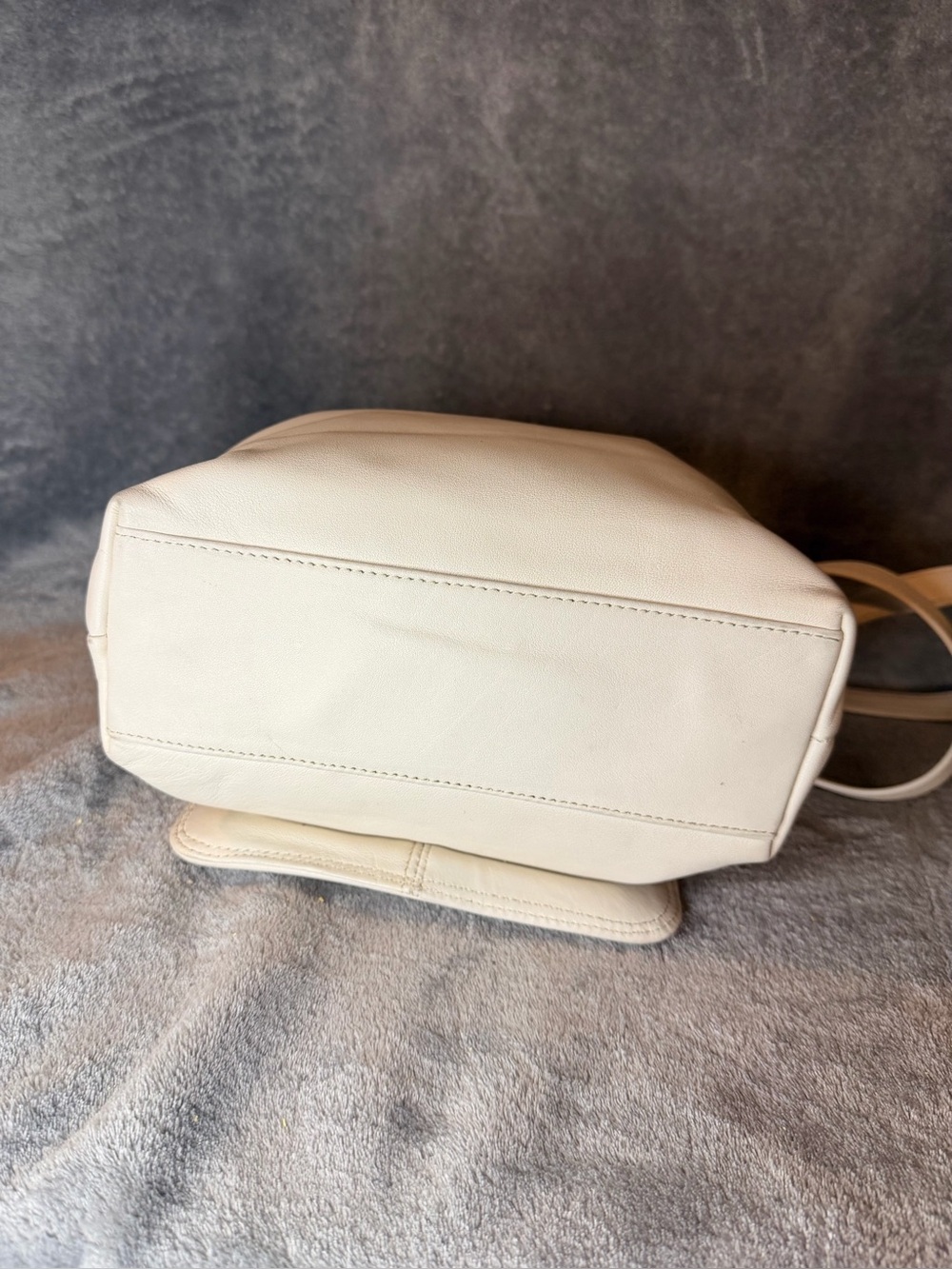 Americana by Sharif White Leather Shoulder Bag with Gold Hardware - Picture 7 of 9